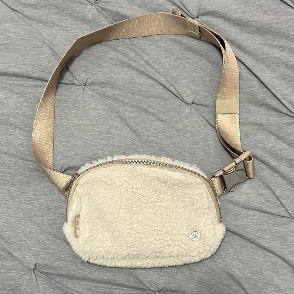 NWOT Lulu Sherpa belt bag